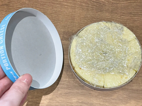 砕いたビスケットの上に『6Pチーズ』を並べると…　「断面がきれい」なスイーツが完成