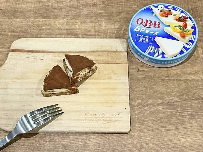 砕いたビスケットの上に『6Pチーズ』を並べると…　「断面がきれい」なスイーツが完成