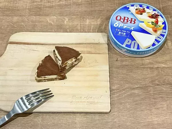 「砕いたビスケットの上に『6Pチーズ』を並べると…　「断面がきれい」なスイーツが完成」の画像