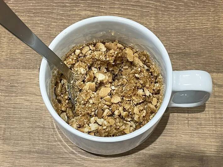 砕いたビスケットの上に『6Pチーズ』を並べると…　「断面がきれい」なスイーツが完成