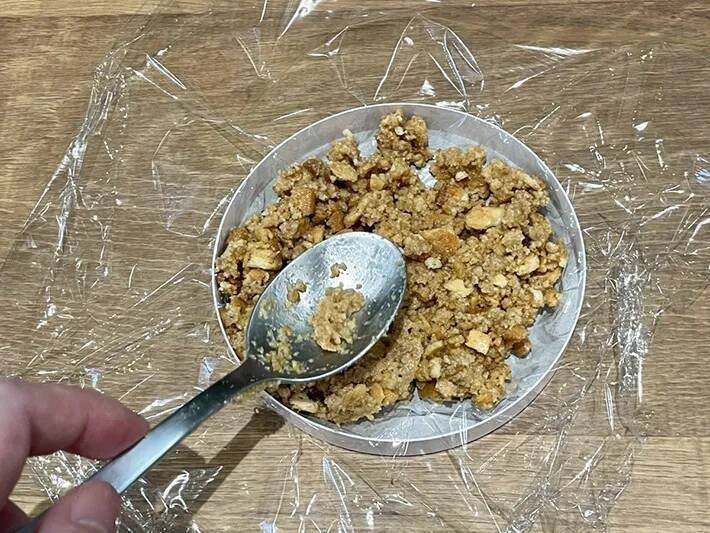 砕いたビスケットの上に『6Pチーズ』を並べると…　「断面がきれい」なスイーツが完成