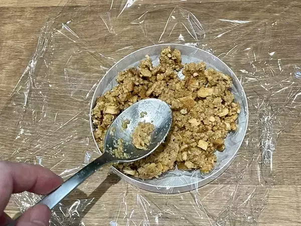 「砕いたビスケットの上に『6Pチーズ』を並べると…　「断面がきれい」なスイーツが完成」の画像