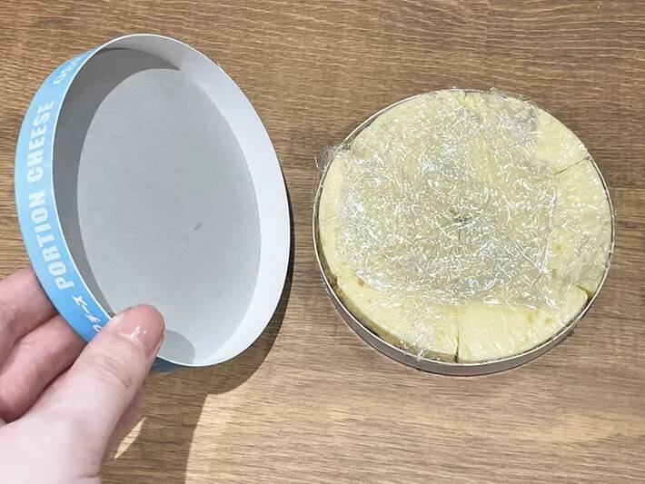 砕いたビスケットの上に『6Pチーズ』を並べると…　「断面がきれい」なスイーツが完成