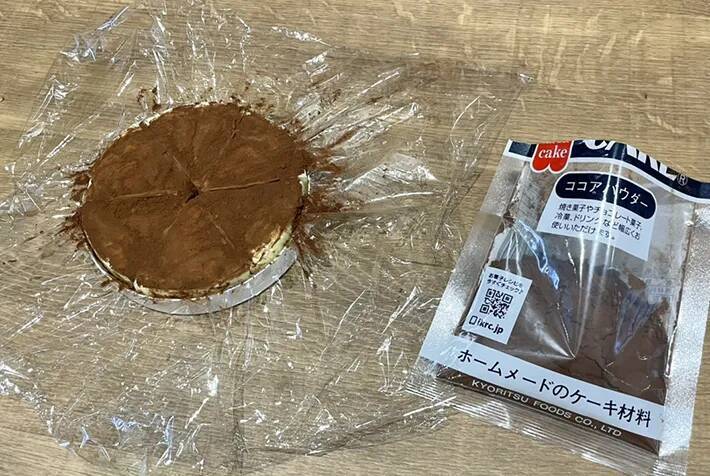 砕いたビスケットの上に『6Pチーズ』を並べると…　「断面がきれい」なスイーツが完成