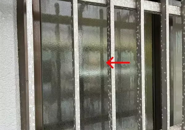 「キッチン窓の上部に『つっぱり棒』を設置すると安心　快適さがアップする『生活の知恵』がこちら」の画像
