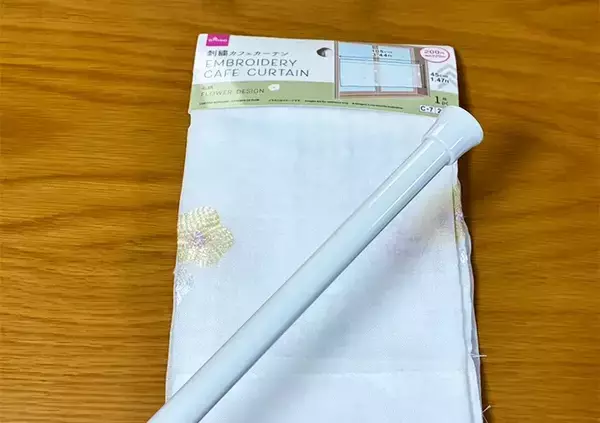 「キッチン窓の上部に『つっぱり棒』を設置すると安心　快適さがアップする『生活の知恵』がこちら」の画像