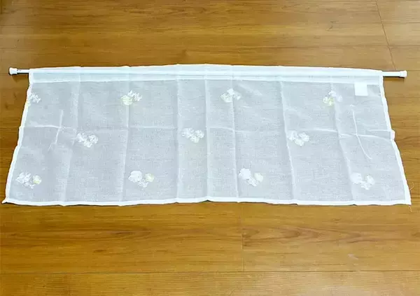 「キッチン窓の上部に『つっぱり棒』を設置すると安心　快適さがアップする『生活の知恵』がこちら」の画像