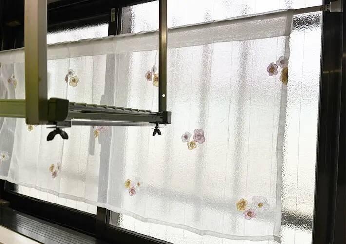 キッチン窓の上部に『つっぱり棒』を設置すると安心　快適さがアップする『生活の知恵』がこちら
