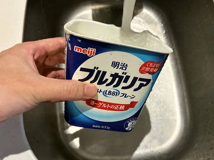 ヨーグルト容器のキッチン再利用法　夏場の生ゴミ収納に生かす、2ステップの簡単アイディア