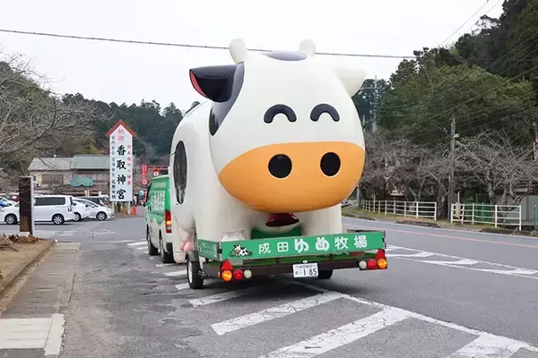 「「牛が道路に脱走してる！？」　思わず錯覚する車のビジュアルに「笑った」」の画像