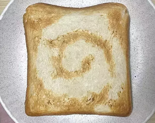 「トーストにレモン汁をかけると？　いつもの朝食が一瞬でおしゃれになるアレンジ」の画像