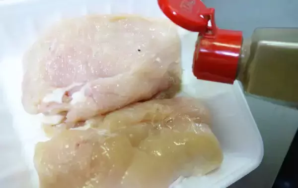「鶏むね肉はこう使う！　包丁いらずで驚くほどジューシーな絶品レシピ」の画像