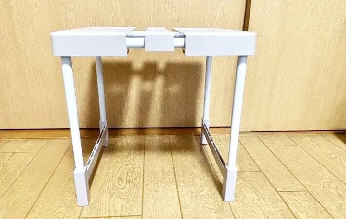 『ダイソー』の収納グッズを2つ使うだけ！　シンク下が快適になる活用ワザに「奥まで見えた」「カビにくい」