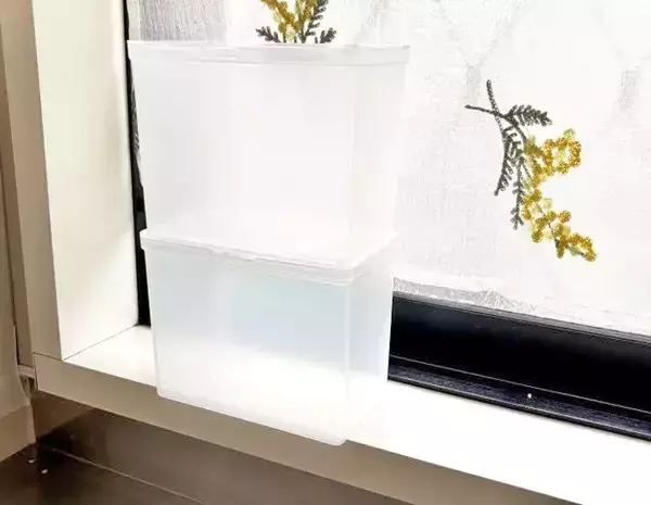 「『ダイソー』の収納グッズを2つ使うだけ！　シンク下が快適になる活用ワザに「奥まで見えた」「カビにくい」」の画像