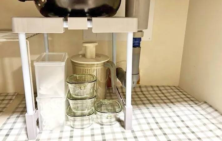 『ダイソー』の収納グッズを2つ使うだけ！　シンク下が快適になる活用ワザに「奥まで見えた」「カビにくい」