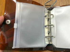 スリコで見つけた『本型キーホルダー』中がジップバッグになっていて？