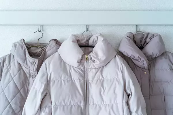 「クリーニングの後はビニールは外す？外さない？　衣類の正しい保管方法に「なるほど」」の画像