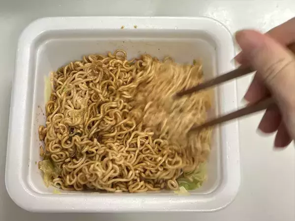 「「そんなことしていいの！？」　カップ焼きそばをアレンジすると、意外な結果に」の画像