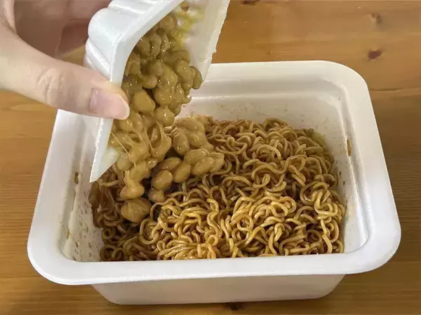 「「そんなことしていいの！？」　カップ焼きそばをアレンジすると、意外な結果に」の画像