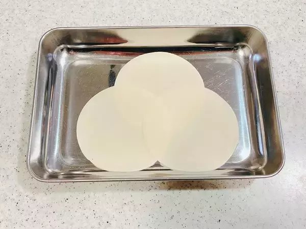 餃子の皮3つで三角形を作って？　まさかの中身に驚きを隠せない