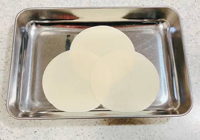 餃子の皮3つで三角形を作って？　まさかの中身に驚きを隠せない