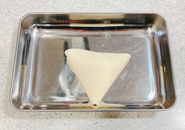 餃子の皮3つで三角形を作って？　まさかの中身に驚きを隠せない