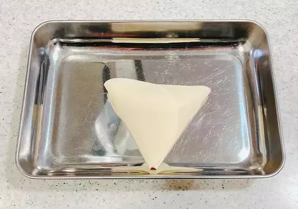 「餃子の皮3つで三角形を作って？　まさかの中身に驚きを隠せない」の画像