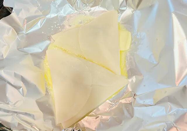 餃子の皮3つで三角形を作って？　まさかの中身に驚きを隠せない