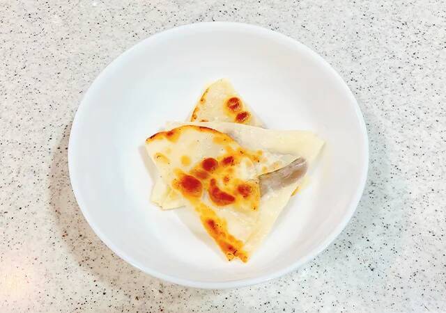 餃子の皮3つで三角形を作って？　まさかの中身に驚きを隠せない