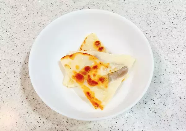 「餃子の皮3つで三角形を作って？　まさかの中身に驚きを隠せない」の画像