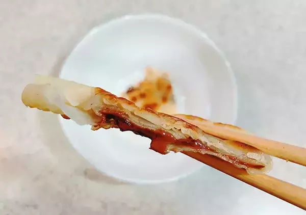 「餃子の皮3つで三角形を作って？　まさかの中身に驚きを隠せない」の画像