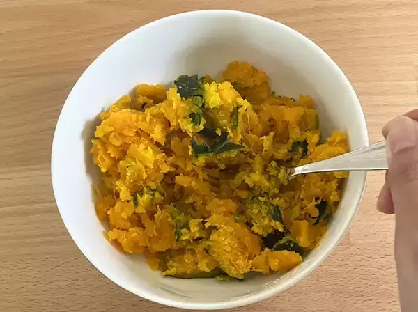 「カボチャにキムチ！？　半信半疑で作ったら…箸が止まらない『やみつきサラダ』が完成【簡単レシピ】」の画像