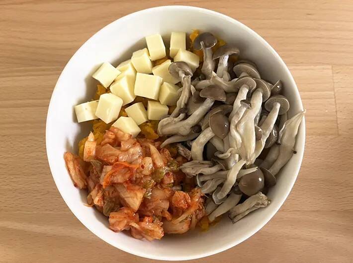 カボチャにキムチ！？　半信半疑で作ったら…箸が止まらない『やみつきサラダ』が完成【簡単レシピ】