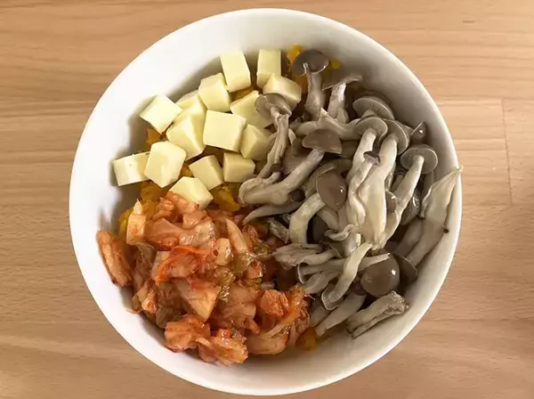 「カボチャにキムチ！？　半信半疑で作ったら…箸が止まらない『やみつきサラダ』が完成【簡単レシピ】」の画像