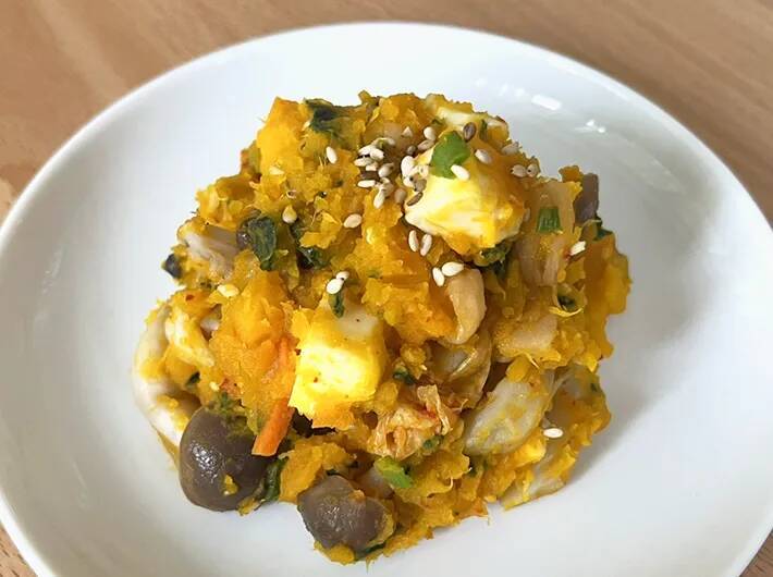 カボチャにキムチ！？　半信半疑で作ったら…箸が止まらない『やみつきサラダ』が完成【簡単レシピ】