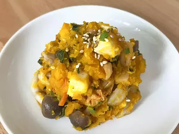 「カボチャにキムチ！？　半信半疑で作ったら…箸が止まらない『やみつきサラダ』が完成【簡単レシピ】」の画像