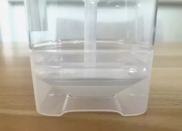 「ダイソーの『ポンプボトル』の底を見ると？　最後まで使える“仕掛け”にびっくり」の画像