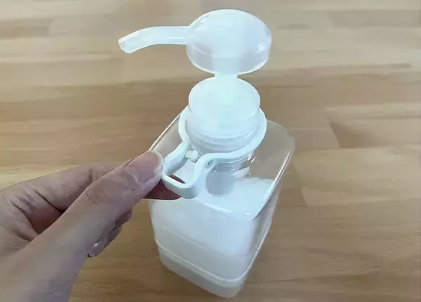 「ダイソーの『ポンプボトル』の底を見ると？　最後まで使える“仕掛け”にびっくり」の画像