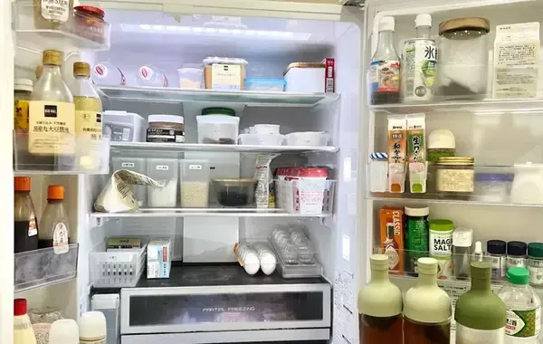 「「冷蔵庫の中がゴチャゴチャ…」　家族も使いやすく『片づけるコツ』に目からウロコ【プロ監修】」の画像