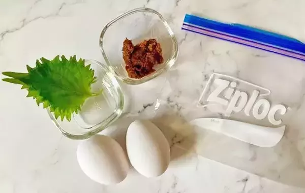 「この食べ方が一番うまい！　ゆで卵と一緒に漬けたのは…？【味玉レシピ】」の画像