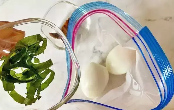 「この食べ方が一番うまい！　ゆで卵と一緒に漬けたのは…？【味玉レシピ】」の画像