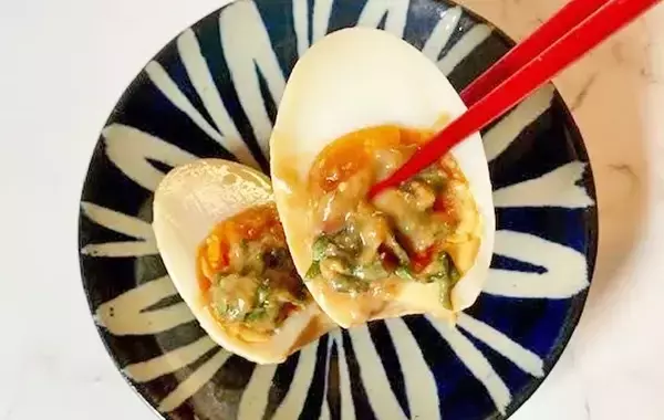 「この食べ方が一番うまい！　ゆで卵と一緒に漬けたのは…？【味玉レシピ】」の画像