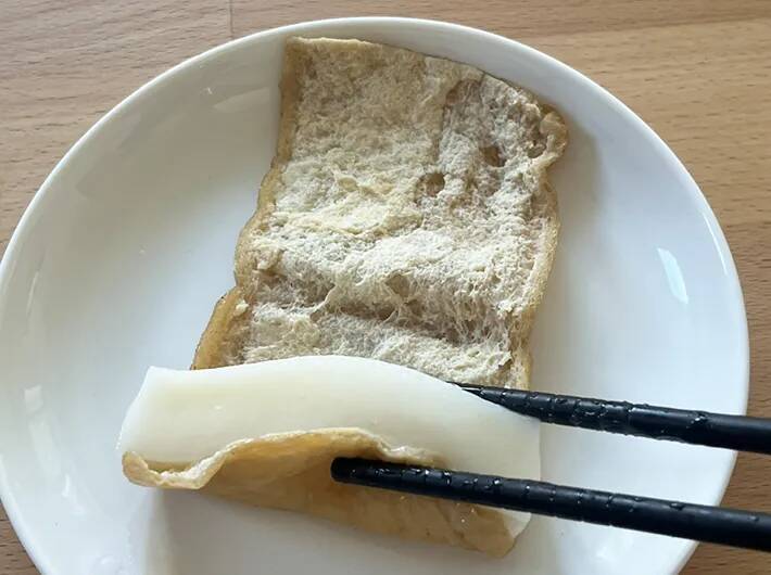 『切り餅の食べ方』が家族に大好評！　くるっと巻いたのは、甘く煮た…？【簡単レシピ】