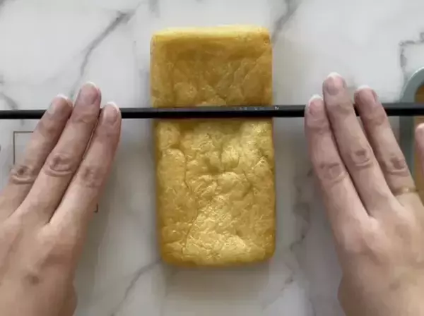 「『切り餅の食べ方』が家族に大好評！　くるっと巻いたのは、甘く煮た…？【簡単レシピ】」の画像