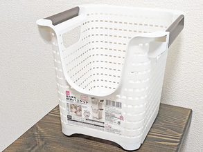 220円の『積み重ね収納バスケット』が便利！　キャスターがついてて「掃除がめっちゃラク！」【DAISO】