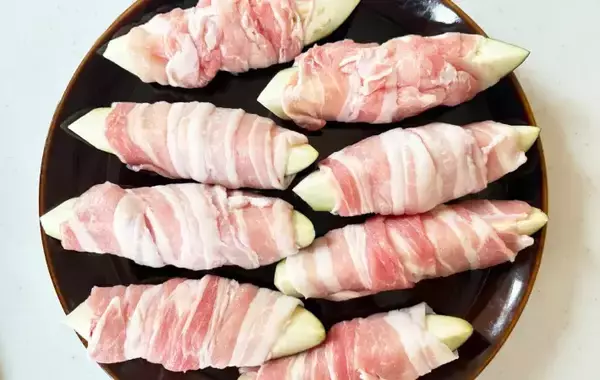 「10分で作る『ナスの肉巻き』 大さじ2杯の味つけで「さっぱり食べられる」」の画像