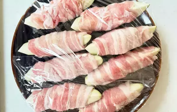 「10分で作る『ナスの肉巻き』 大さじ2杯の味つけで「さっぱり食べられる」」の画像