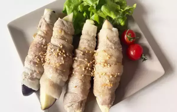 「10分で作る『ナスの肉巻き』 大さじ2杯の味つけで「さっぱり食べられる」」の画像
