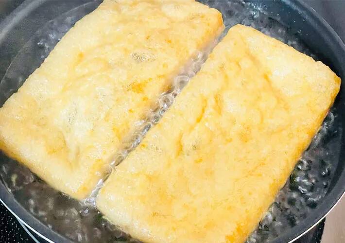 2つに切った油揚げにアルミを入れて？　作業15分で作った一品とは