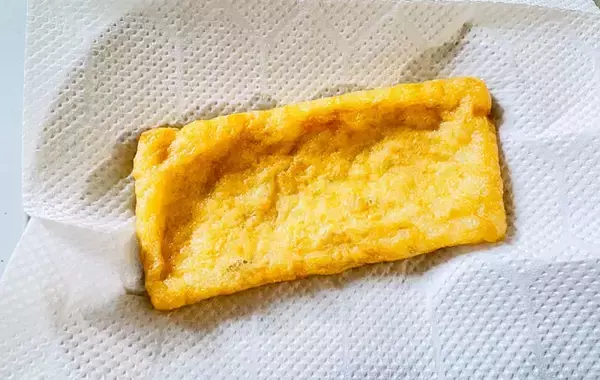 「2つに切った油揚げにアルミを入れて？　作業15分で作った一品とは」の画像